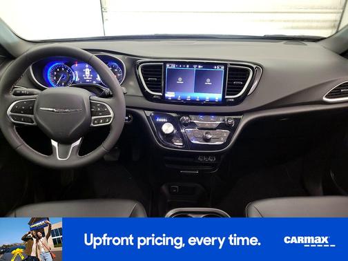 White 2025 Chrysler Pacifica Select