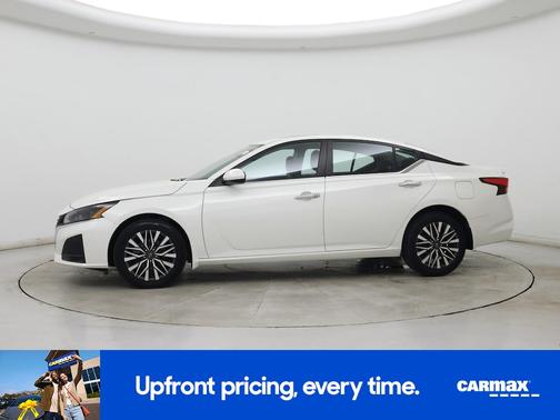 White 2023 Nissan Altima SV