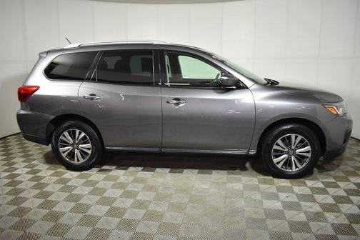2017 Nissan Pathfinder SV