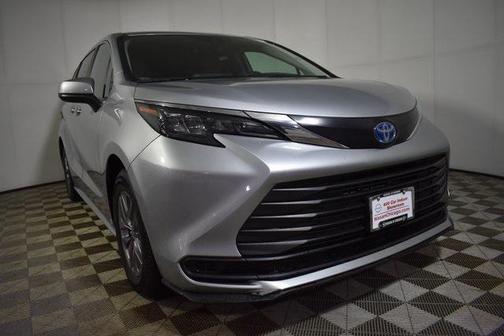 2024 Toyota Sienna LE