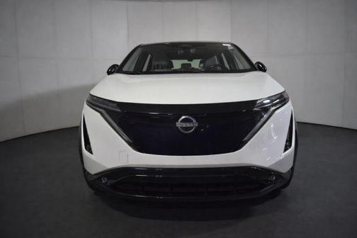 Everest White Pearl Tricoat/Black Diamond Pearl 2023 Nissan ARIYA EVOLVE+