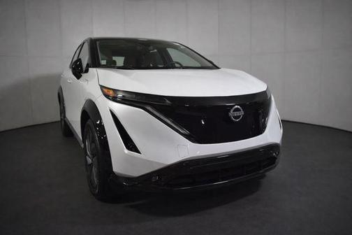 Everest White Pearl Tricoat/Black Diamond Pearl 2023 Nissan ARIYA EVOLVE+