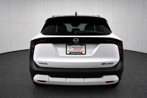 Aspen White Tricoat/Super Black 2026 Nissan Kicks SR