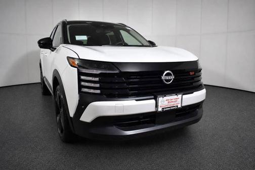 Aspen White Tricoat/Super Black 2026 Nissan Kicks SR