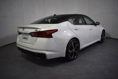 Pearl White Tricoat/Super Black 2026 Nissan Altima SR FWD