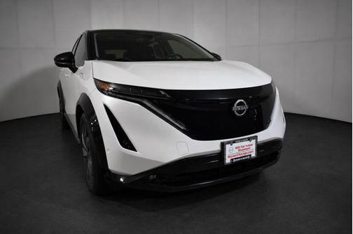 Everest White Pearl Tricoat/Black Diamond Pearl 2023 Nissan ARIYA PLATINUM+