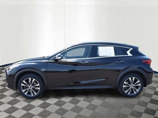 2017 INFINITI QX30 Premium