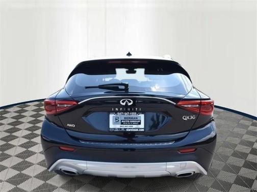 2017 INFINITI QX30 Premium