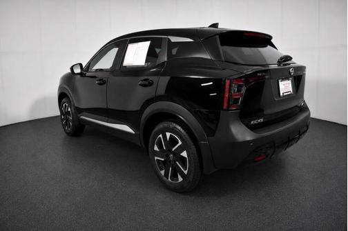 Super Black 2025 Nissan Kicks SV
