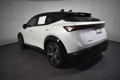 Everest White Pearl Tricoat/Black Diamond Pearl 2023 Nissan ARIYA PLATINUM+