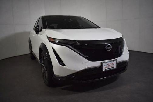 Everest White Pearl Tricoat/Black Diamond Pearl 2023 Nissan ARIYA PLATINUM+