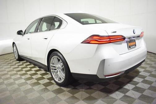 2025 BMW 530 i xDrive