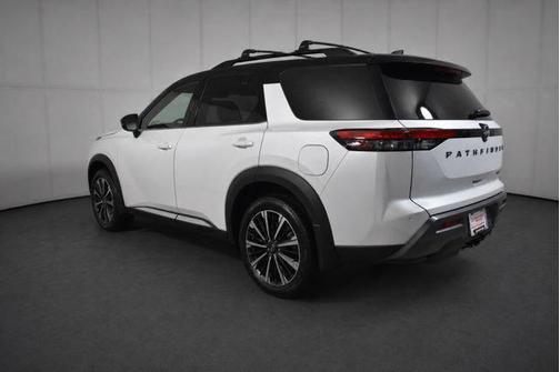 Everest White Pearl Tricoat/Super Black 2026 Nissan Pathfinder Platinum