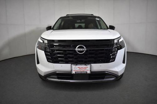 Everest White Pearl Tricoat/Super Black 2026 Nissan Pathfinder Platinum