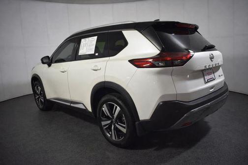 Pearl White Tricoat/Super Black 2023 Nissan Rogue SL