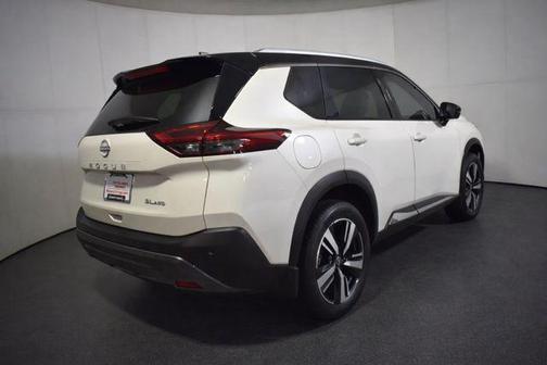 Pearl White Tricoat/Super Black 2023 Nissan Rogue SL