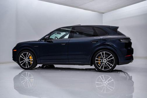 Algarve Blue Metallic 2026 Porsche Cayenne Cayenne Turbo E-Hybrid