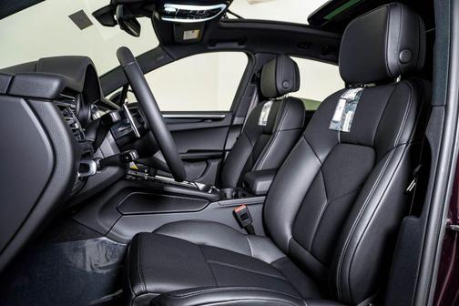 Copper Ruby Metallic 2026 Porsche Macan Macan