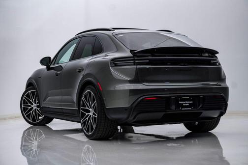 Aventurine Green Metallic 2026 Porsche Macan Macan Electric 4