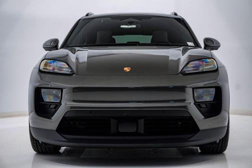 Aventurine Green Metallic 2026 Porsche Macan Macan Electric 4