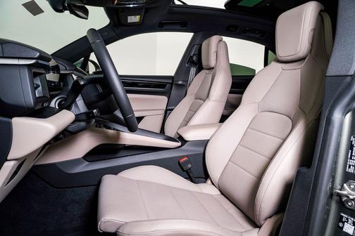 Aventurine Green Metallic 2026 Porsche Macan Macan Electric 4