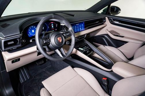 Aventurine Green Metallic 2026 Porsche Macan Macan Electric 4