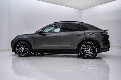 Aventurine Green Metallic 2026 Porsche Macan Macan Electric 4