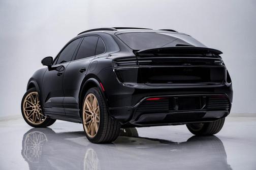 2025 Porsche Macan Turbo