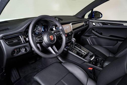 Gentian Blue Metallic 2026 Porsche Macan Macan