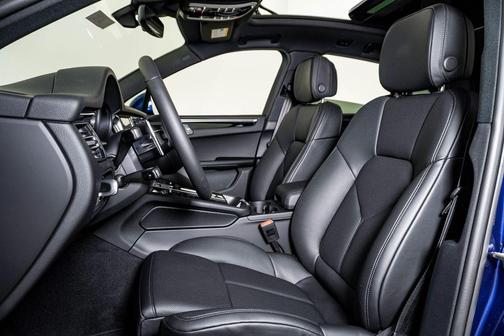 Gentian Blue Metallic 2026 Porsche Macan Macan