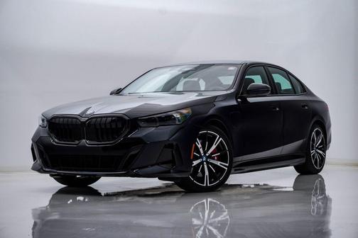 Carbon Black Metallic 2025 BMW 550e 550e xDrive