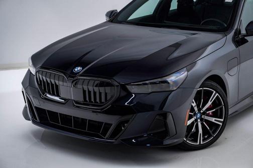 Carbon Black Metallic 2025 BMW 550e 550e xDrive