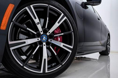 Carbon Black Metallic 2025 BMW 550e 550e xDrive
