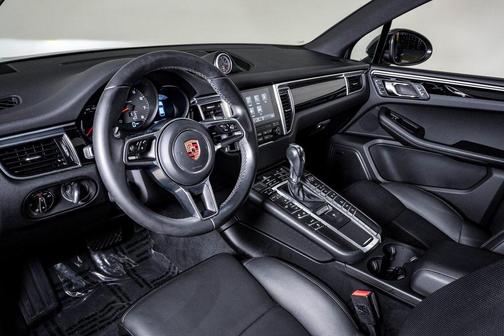 2017 Porsche Macan Base (PDK)