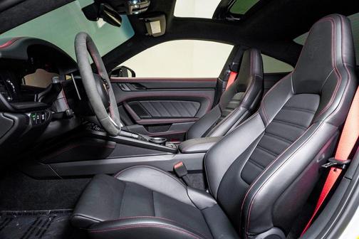 2025 Porsche 911 Carrera 4 GTS