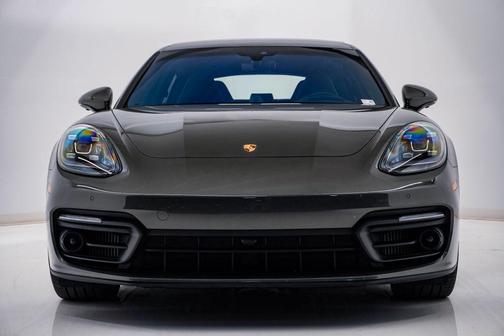 Aventurine Green Metallic 2023 Porsche Panamera 4 Platinum Edition