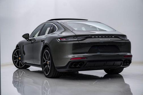 Aventurine Green Metallic 2023 Porsche Panamera 4 Platinum Edition