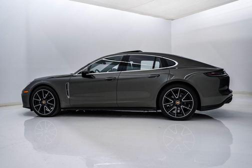 Aventurine Green Metallic 2023 Porsche Panamera 4 Platinum Edition
