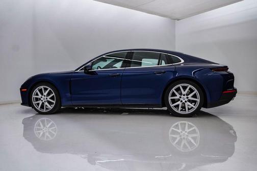 Gentian Blue Metallic 2026 Porsche Panamera 4