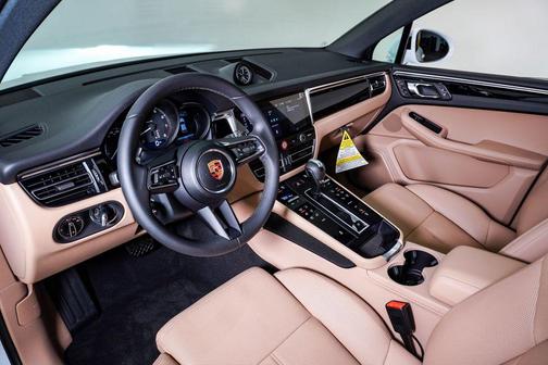 Carrara White Metallic 2026 Porsche Macan Macan