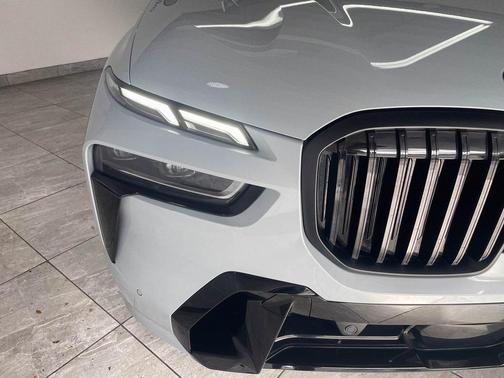 2023 BMW X7 M60i