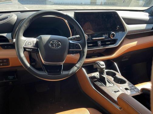 2024 Toyota Highlander Hybrid Platinum