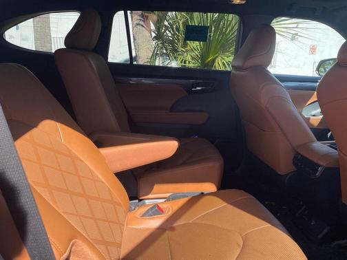 2024 Toyota Highlander Hybrid Platinum