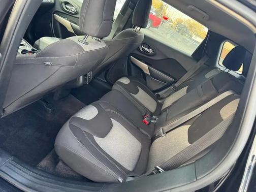 2017 Jeep Cherokee Sport