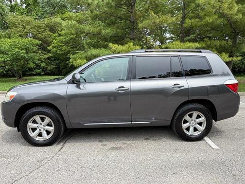 Magnetic Gray Metallic 2010 Toyota Highlander SE