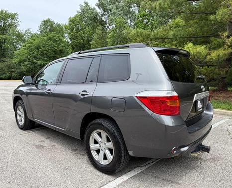 Magnetic Gray Metallic 2010 Toyota Highlander SE
