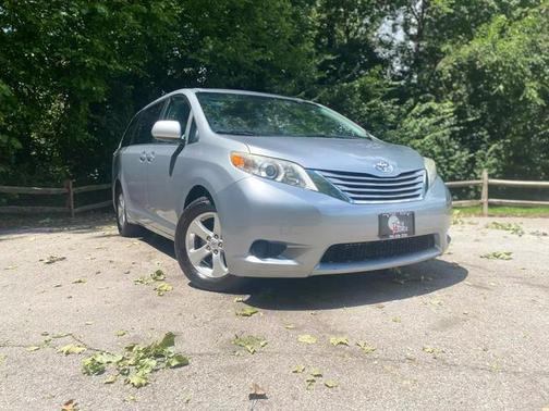 2016 Toyota Sienna LE