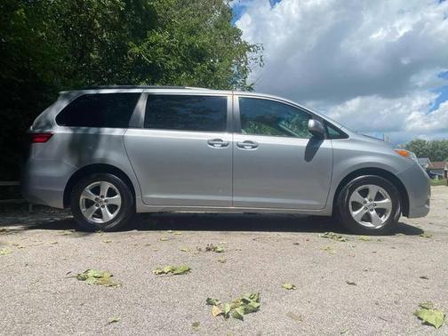 2016 Toyota Sienna LE