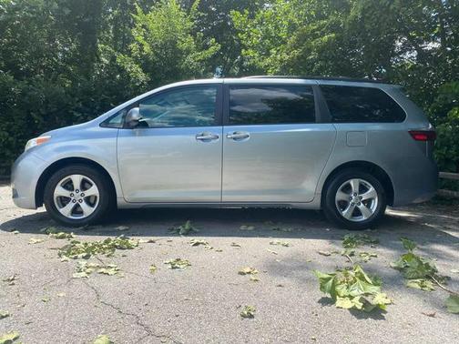 2016 Toyota Sienna LE