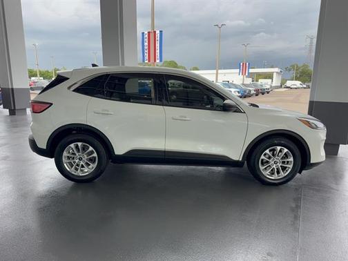 Star White 2022 Ford Escape SE